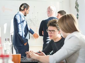 Besprechung von verschiedenen Personen in einem Büro